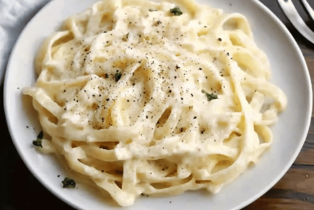Eine einfache und cremige Alfredo-Sauce, die nur vier Zutaten benötigt.