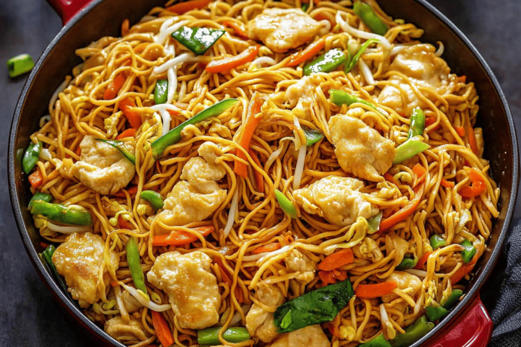 Dieses köstliche Rezept für Chicken Chow Mein bringt Fernost auf Ihren Tisch.