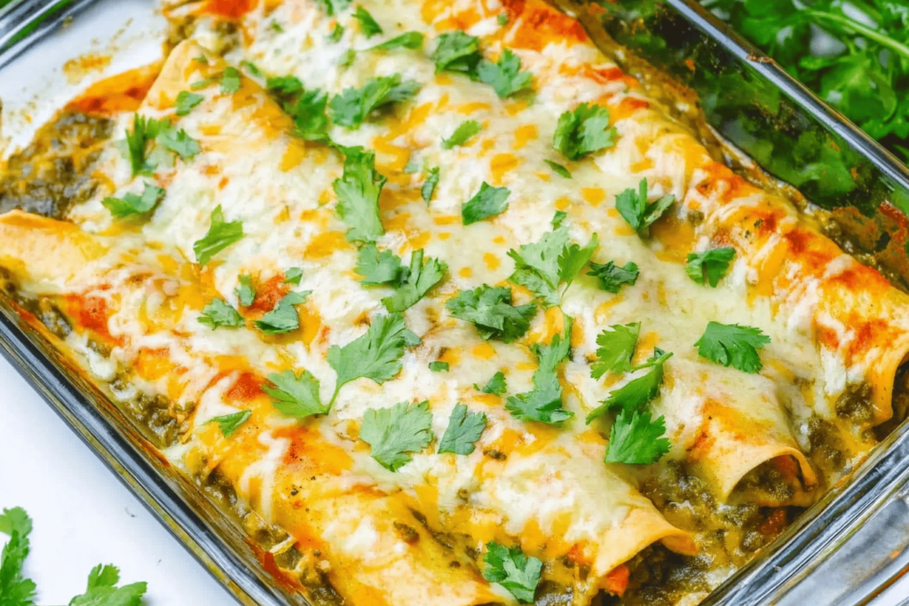Leckere Hähnchen-Enchiladas, die in einer würzigen grünen Soße schwimmen – ideal für ein feines Abendessen!