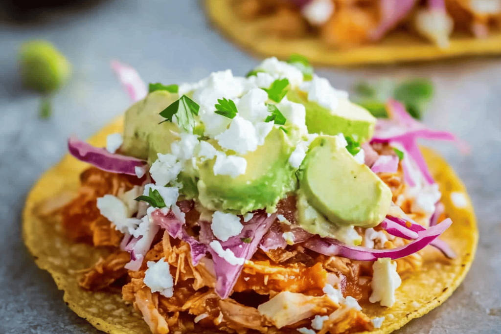 Entdecken Sie die köstlichen Aromen von Hähnchen-Tinga-Tostadas, perfekt für jedes Treffen oder Abendessen.