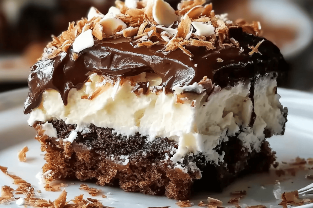 Dieser Mounds Poke Cake verbindet Schokolade und Kokos zu einem unwiderstehlichen Dessert!